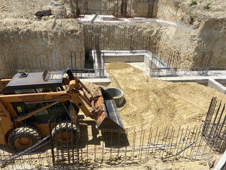 Εσκαφή και μπάζωμα θεμελίων για την δημιουργία βίλας περιοχή Καλέσα