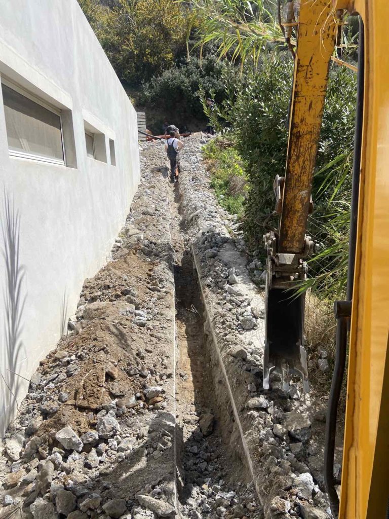 Δημιουργία υποδοχής σωλήνων για την εγκατάσταση δικτύου αποχέτευσης Αγία Πελαγία